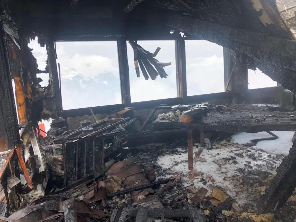 Ein gemütliches Holzhaus umgeben von grünen Wiesen und Bergen zum mieten