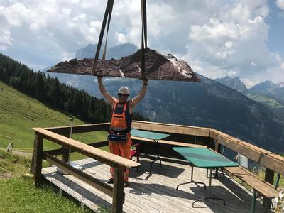Fliegende Steine im Eventlokal Stockhaus