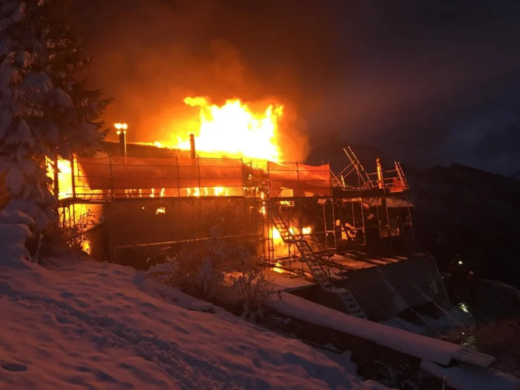 Ein rustikales Holzhaus mit grüner Umgebung auf der Fronalp in Glarus. Kapo Luzern