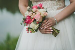 Brautpaar steht vor der atemberaubenden Kulisse der Glarner Alpen im Stockhus. Traumhochzeit