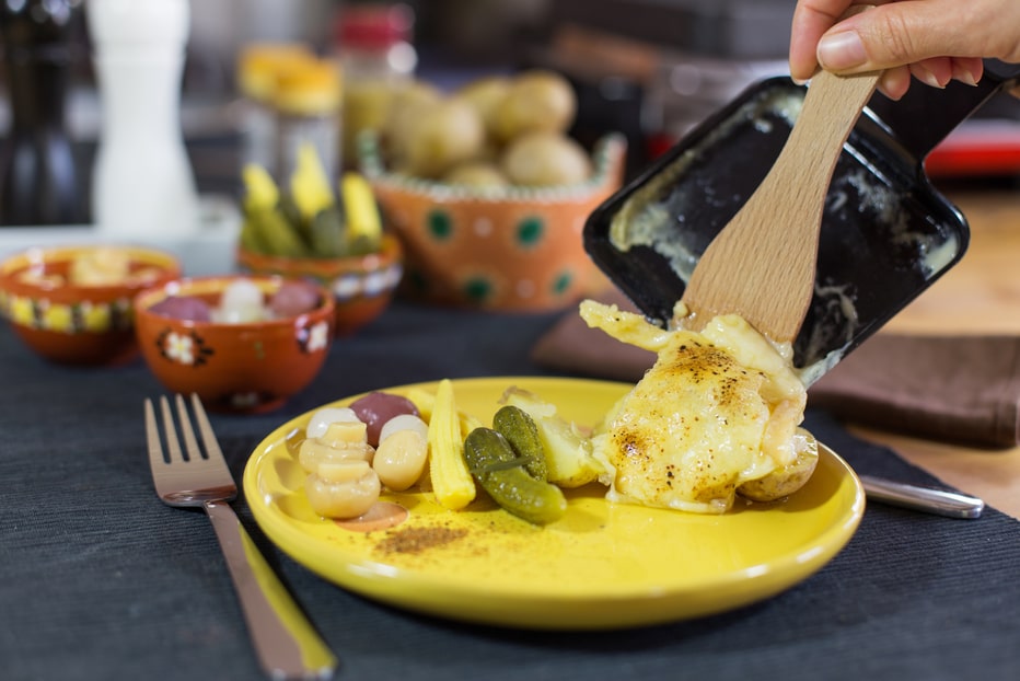 Freunde geniessen Raclette und Fondue im Eventlokal Stockhus während eines gemütlichen Winterabends