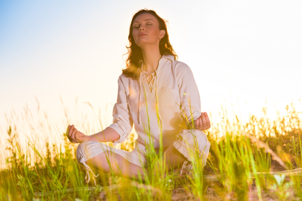 Teilnehmer beim Yoga-Retreat im Freien mit Blick auf die Schweizer Alpen im Glarnerland