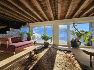 Gemütliche Lounge im Stockhus mit Panoramafenstern und Bergaussicht auf der Fronalp über Mollis