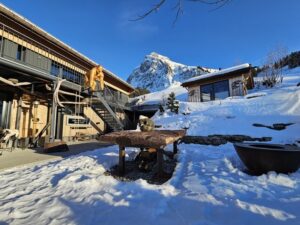 Firmenanlass im Stockhus auf der Fronalp – festlich gedeckte Firmenweihnachtsfeier mit Bergkulisse