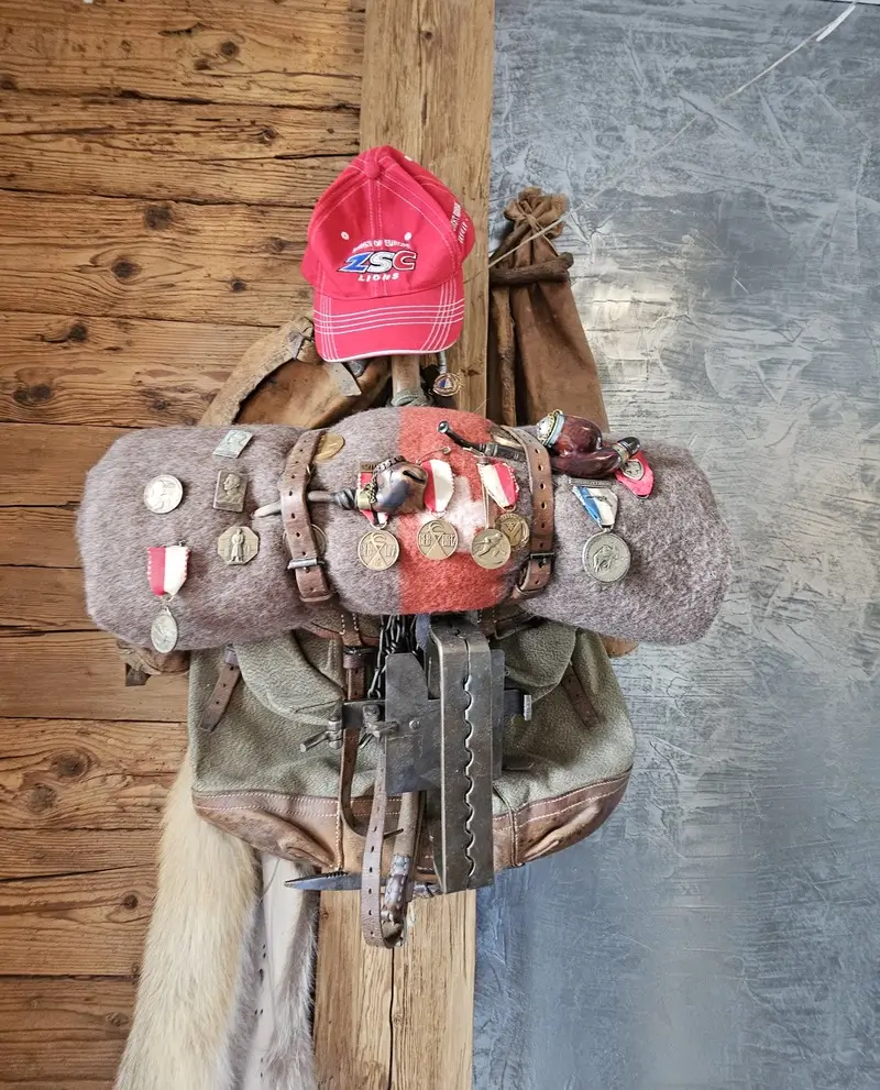 Dekorativer Wanderrucksack mit Orden, Kuhglocke und ZSC-Cap im Stockhus Eventlokal auf der Fronalp bei Mollis