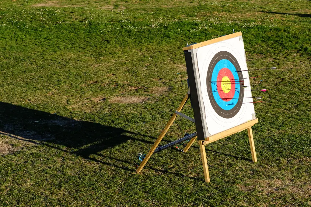 Bogenschiessen in Mollis im Grünen, Outdoor-Erlebnis für Gruppen, Events und Teambuilding vor Alpenkulisse