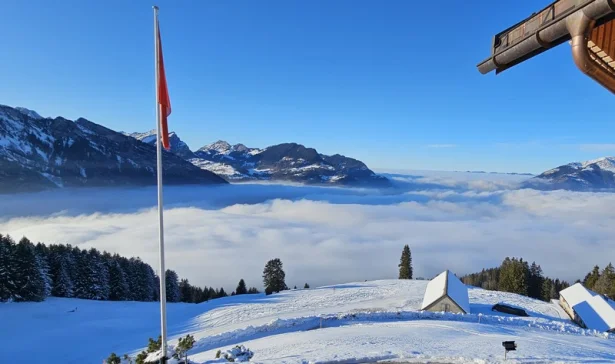 Winterliches Stockhus oberhalb von Mollis – verschneite Eventlokalität auf der Fronalp mit Bergblick