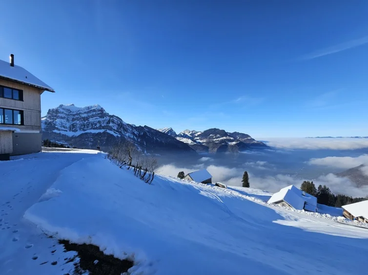 Gemütliches Eventlokal inmitten verschneiter Berge oberhalb von Mollis – ideal für Winterevents