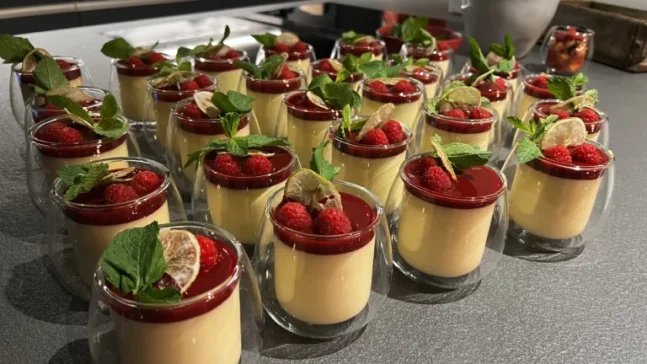 Hausgemachtes Dessert mit Himbeeren im Eventlokal Stockhus auf der Fronalp im Glarnerland